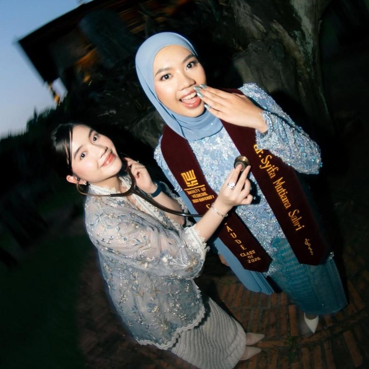 <p>Dalam salah satu foto yang dibagikan, sang adik, Hassya, tampak berpose bersama Syifa di momen bahagia tersebut. Syifa sendiri diketahui resmi dinyatakan lulus dari Fakultas Kedokteran Universitas YARSI. (Foto: Instagram @_irishbella_ / @haldy_sabri)</p>