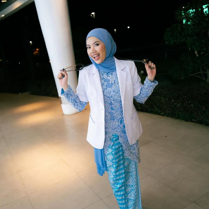 <p>Di hari spesialnya, Syifa juga mendapatkan ucapan manis dari ibunda sambungnya, Irish Bella. Lewat unggahan di Instagram, Irish mengungkap rasa bangga atas perjuangan yang telah dilalui Syifa hingga berhasil menjadi dokter. "<em>Dear</em> anakku <em>@syifamutiara.s</em>, selamat atas pencapaian&nbsp;yang telah kakak lewati ini. Kami semua tahu bagaimana perjuangannya, semua kerja keras, air mata dan usaha yang kakak telah lakukan hingga bisa sampai di titik ini. Mami dan papa bangga banget," ungkap Irish, dikutip dari akun Instagram <em>@_irishbella_.</em> (Foto: Instagram @_irishbella_ / @haldy_sabri)</p>
