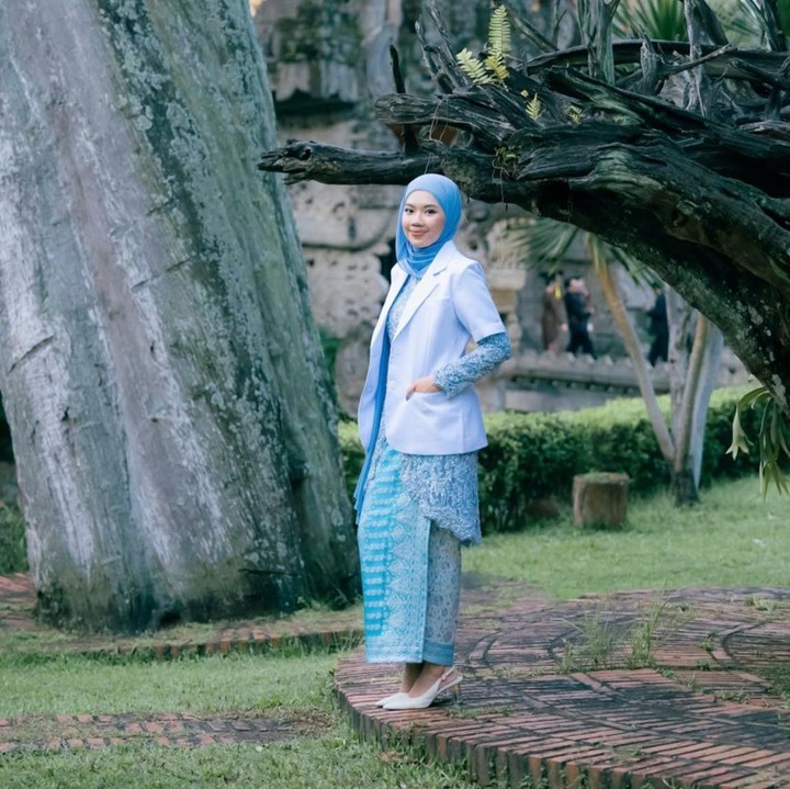 <p>Selain itu, Syifa juga menerima doa dari kedua orang tuanya di momen spesial tersebut. Irish berharap perjalanan baru Syifa sebagai dokter dapat membawa manfaat bagi banyak orang. "Ini bukan akhir, tapi awal mula perjalanan kakak, yang pasti doa mami dan papa selalu menyertai kakak. Semoga bisa menjadi dokter yang bisa membantu menyembuhkan dan membawa kebahagiaan serta keberkahan di kehidupan banyak orang," tulis Irish. (Foto: Instagram @syifamutiara.s)</p>