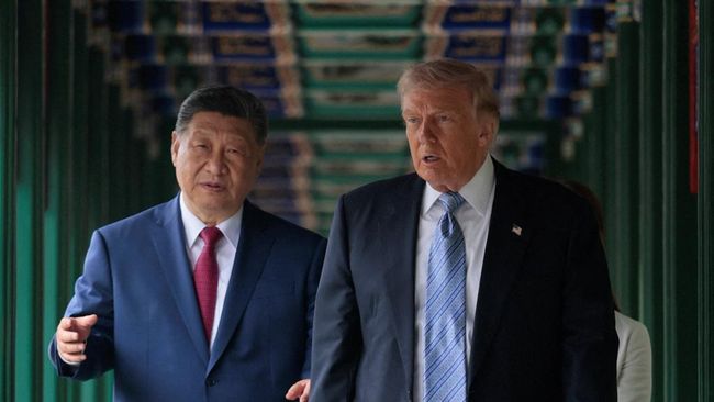Presiden China Xi Jinping memperlihatkan suasana kompleks bersejarah Zhongnanhai kepada Presiden Amerika Serikat Donald Trump usai pembicaraan mengenai perdagangan, Taiwan, dan Iran, Jumat (15/5/2026). (REUTERS/Evan Vucci/Pool)