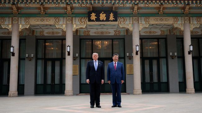 Presiden China Xi Jinping memperlihatkan suasana kompleks bersejarah Zhongnanhai kepada Presiden Amerika Serikat Donald Trump usai pembicaraan mengenai perdagangan, Taiwan, dan Iran, Jumat (15/5/2026). (REUTERS/Evan Vucci/Pool)