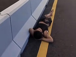 Viral Pria Tidur Pulas di Jalur Motor Tol Bali Mandara