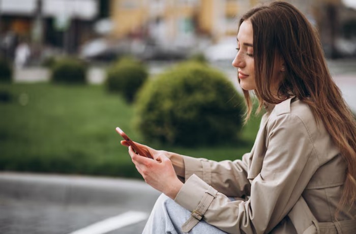 Scorpio dikenal mudah terobsesi pada sesuatu, termasuk teknologi dan internet. Saat terlalu fokus di dunia digital, mereka bisa jadi lebih tertutup dari kehidupan sosial nyata./ Foto: freepik.com/senivpetro
