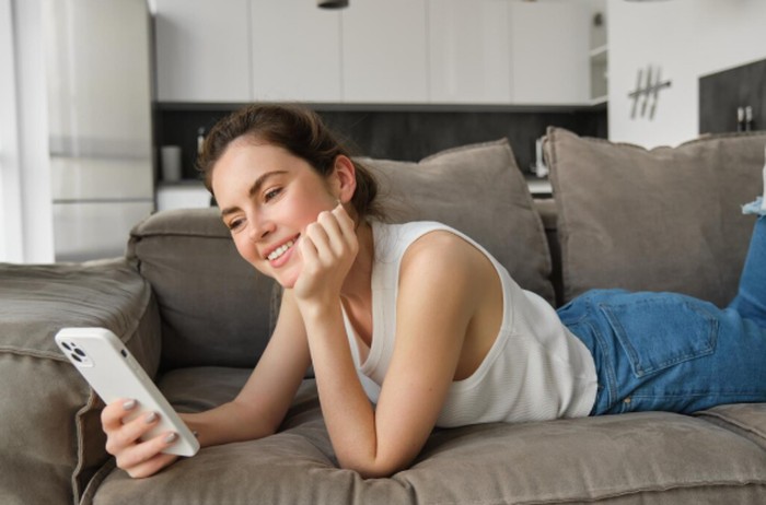 Kirim meme atau postingan lucu ternyata bisa jadi bentuk kasih sayang ala introvert. Hal kecil ini membuat pasangan merasa diperhatikan dan dipahami./ Foto: magnific.com/benzoix