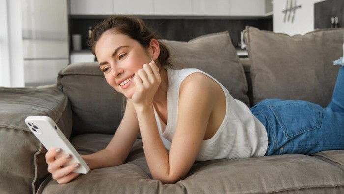 Kirim meme atau postingan lucu ternyata bisa jadi bentuk kasih sayang ala introvert. Hal kecil ini membuat pasangan merasa diperhatikan dan dipahami./ Foto: magnific.com/benzoix