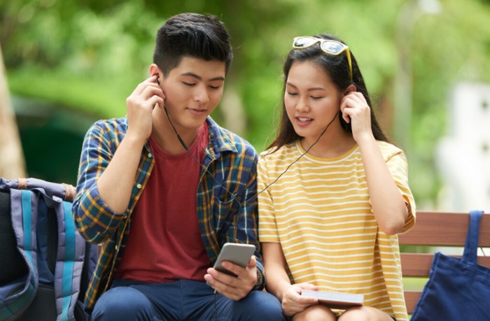 Mengirim lagu favorit jadi salah satu love language introvert yang paling relate. Musik membantu mereka mengekspresikan perasaan tanpa harus banyak bicara./ Foto: magnific.com/pressfoto