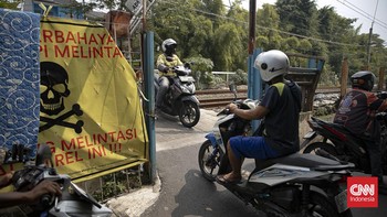 FOTO: Sosialisasi Penutupan Perlintasan Liar Kereta Api di Tebet