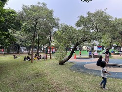 Cerita Warga Jaktim Nikmati Long Weekend dengan Main Bola di Tebet Eco Park