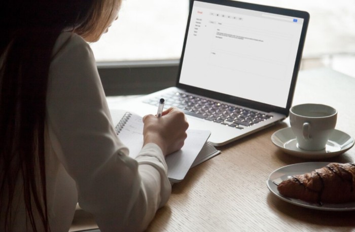 Terlalu sering mengecek email bisa meningkatkan stres dan kecemasan saat bekerja. Penelitian menunjukkan bahwa perencanaan kerja yang jelas membantu meningkatkan fokus./ Foto: magnific.com/yanalya