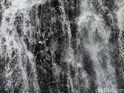 Menjajal Ekstremnya Waterfall Rappeling di Curug Tilu Leuwi Opat