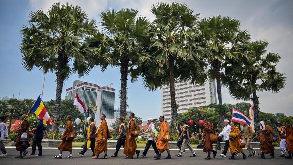 FOTO: Langkah dan Pesan Damai 57 Biksu Lintas Negara Menyisir Jawa