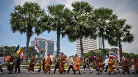 FOTO: Langkah dan Pesan Damai 57 Biksu Lintas Negara Menyisir Jawa