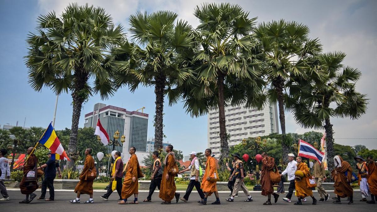 FOTO: Langkah dan Pesan Damai 57 Biksu Lintas Negara Menyisir Jawa