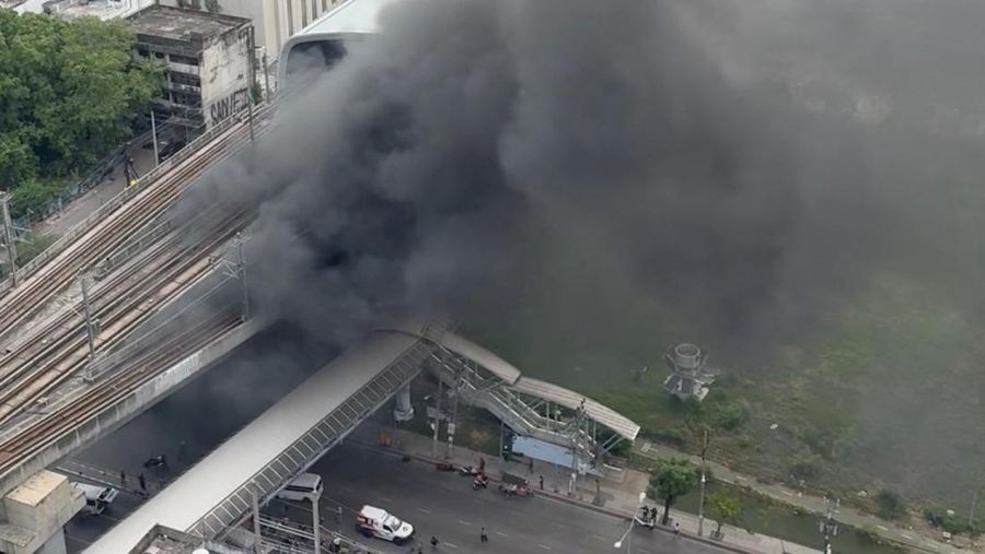 Asap mengepul dari stasiun kereta api menyusul laporan tabrakan antara kereta api dan bus di Bangkok, Thailand, 16 Mei 2026, dalam tangkapan layar nan diambil dari video media sosial ini.
