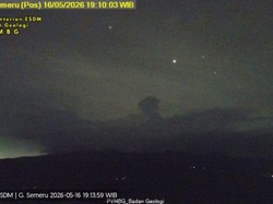 Gunung Semeru Erupsi 2 Kali Malam Ini, Tinggi Letusan Capai 1.000 Meter
