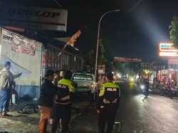 Pemotor Tewas Terlindas Bus Usai Tabrak Truk Parkir di Kuningan