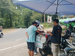 Gaya Jualan Barbar Kober Malah Bikin Ciloknya Laris di Sembalun