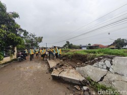 Tanggul Sungai Plumbon Semarang Jebol 50 Meter
