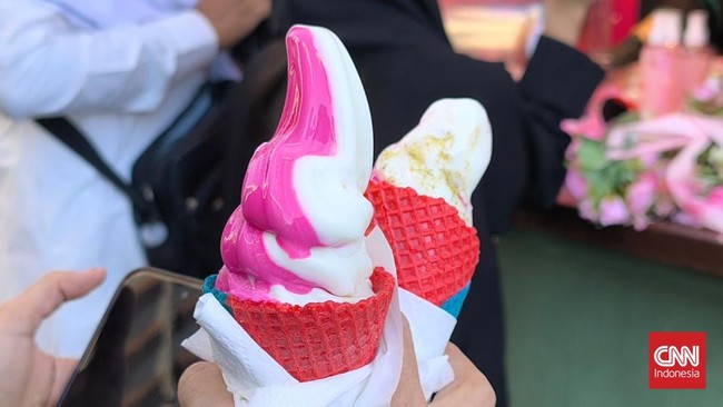 Jemaah haji di Madinah kini menikmati es krim mawar yang viral. Dengan rasa unik dan penyajian artistik, es krim ini jadi pelipur dahaga di cuaca ekstrem.