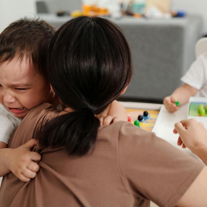 Menangani anak tantrum membutuhkan emosi orang tua yang stabil agar situasi tidak semakin memanas. Memahami bahwa anak sedang kesulitan mengatur emosi bisa membantu orang tua lebih sabar menghadapi tantrum.