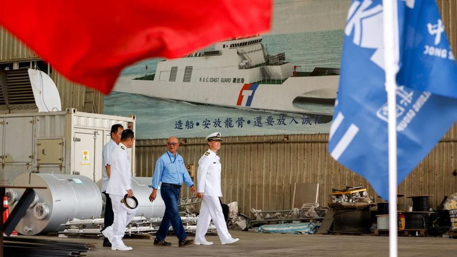 Para personil Angkatan Laut menghadiri upacara penamaan kapal patroli katamaran kelas Anping nan baru, CG615, di Kaohsiung, Taiwan, 15 Mei 2026.