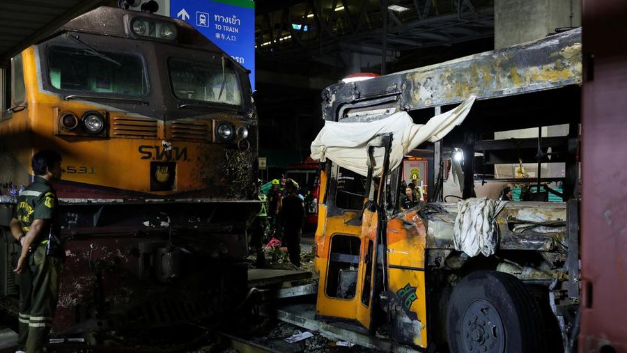 Pemandangan kereta api dan bus setelah berbenturan dengan beberapa mobil di Jalan Asok-Din Daeng, menyebabkan beberapa korban jiwa, di Bangkok, Thailand, 16 Mei 2026.