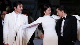 FOTO: Pesona Jun Ji-hyun dan Geng Colony di Karpet Merah Cannes