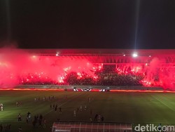 Flare Menyala Usai Persis Tutup Laga Home Terakhir dengan Kemenangan