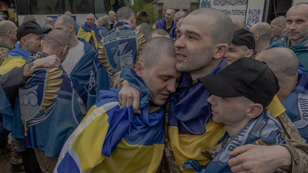 FOTO: Dimediasi AS, Rusia dan Ukraina Tukar 205 Tawanan Perang