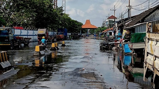 Sejumlah wilayah pesisir Surabaya, Jawa Timur, dilaporkan terendam banjir rob, Sabtu (16/5). BMKG prediksi hal itu terjadi hingga pekan depan.