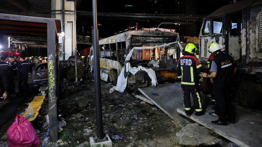 Petugas jasa darurat bekerja di letak kecelakaan di Jalan Asok-Din Daeng, Bangkok, Thailand, 16 Mei 2026, nan mengakibatkan beberapa korban jiwa akibat tabrakan kereta api dengan bus dan beberapa mobil.