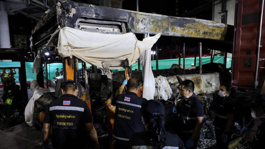 Petugas jasa darurat bekerja di letak kecelakaan di Jalan Asok-Din Daeng, Bangkok, Thailand, 16 Mei 2026, nan mengakibatkan beberapa korban jiwa akibat tabrakan kereta api dengan bus dan beberapa mobil.