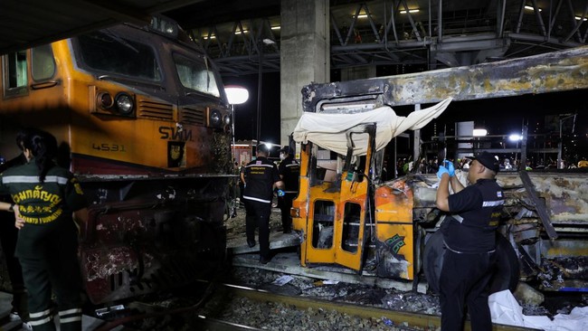 Potret Ngeri Kecelakaan Kereta di Tengah Kemacetan Bangkok, 8 Tewas