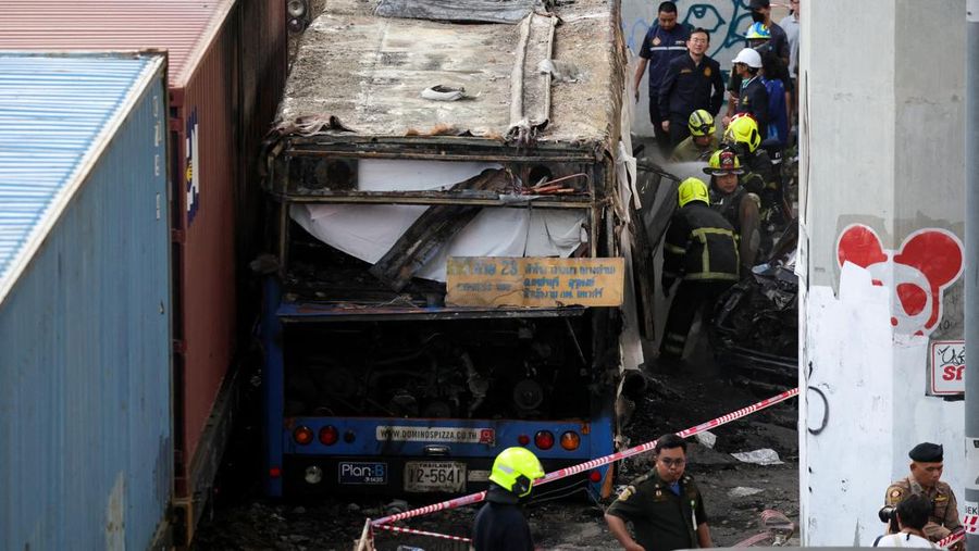 Petugas jasa darurat bekerja di letak kecelakaan di Jalan Asok-Din Daeng, Bangkok, Thailand, 16 Mei 2026, nan mengakibatkan beberapa korban jiwa akibat tabrakan kereta api dengan bus dan beberapa mobil.