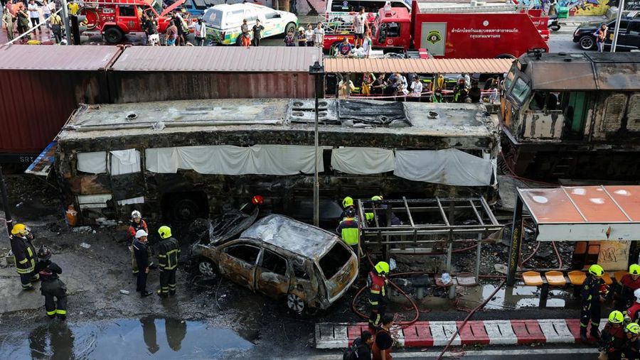 Petugas jasa darurat bekerja di letak kecelakaan di Jalan Asok-Din Daeng, Bangkok, Thailand, 16 Mei 2026, nan mengakibatkan beberapa korban jiwa akibat tabrakan kereta api dengan bus, beberapa mobil, dan sepeda motor.