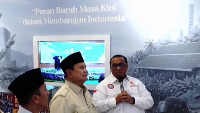 Prabowo Subianto terlihat terpukau saat meninjau Museum dan Rumah Singgah Pahlawan Buruh Marsinah pada Sabtu (16/5).