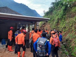 Longsor Curug Cileat Subang, 2 Pendaki Karawang Hilang
