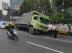 Sopir Ngantuk, Truk Muat Batu Bata Kecelakaan Tunggal di MT Haryono