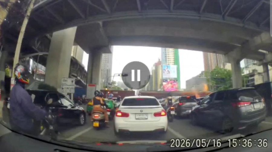 Sebuah video dari dashcam menunjukkan sebuah kereta api dan sebuah bus berbenturan di Bangkok, Thailand, pada 16 Mei 2026, seperti nan terlihat dalam tangkapan layar dari video media sosial.