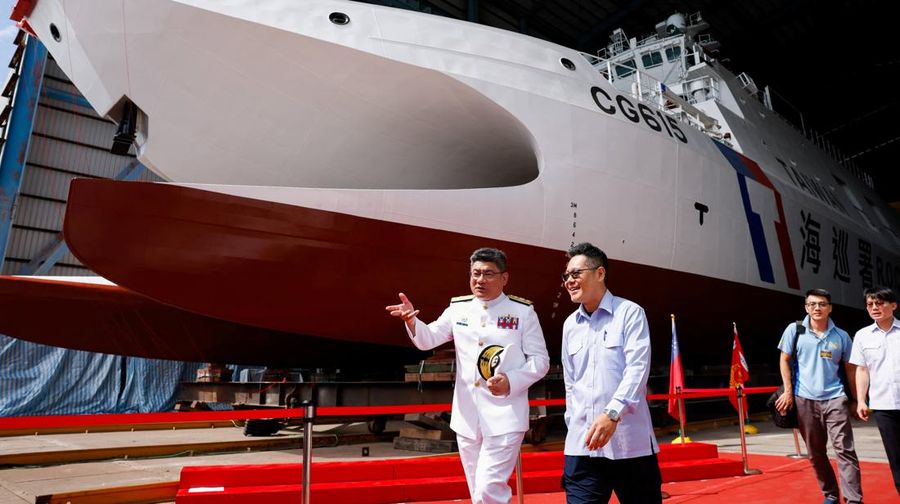 Seorang personil Angkatan Laut menghadiri upacara penamaan kapal patroli katamaran kelas Anping nan baru, CG615, di Kaohsiung, Taiwan, 15 Mei 2026.