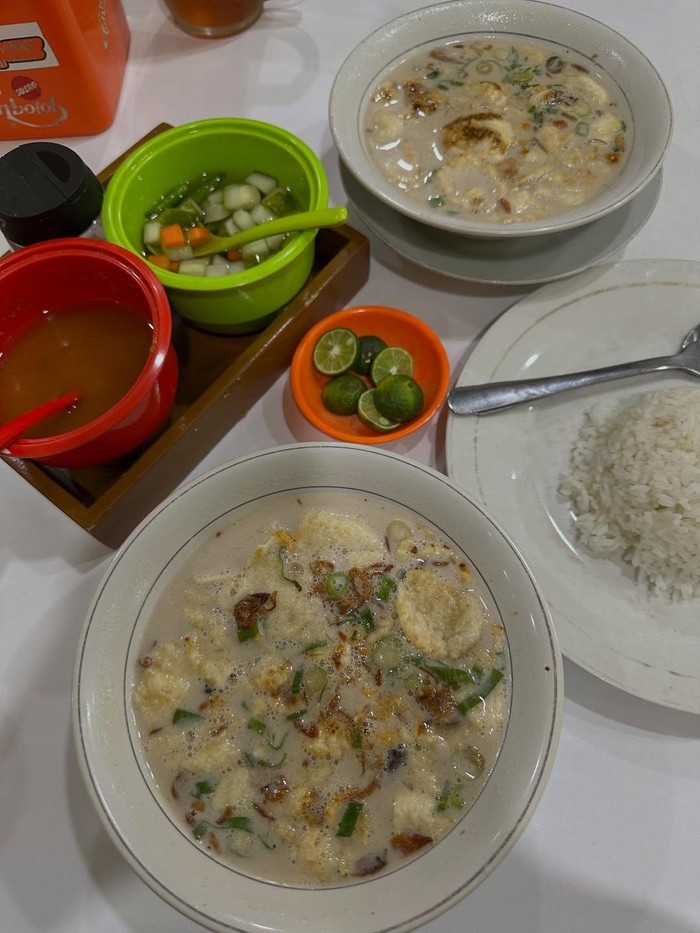 Soto Betawi H. Ma’ruf jadi salah satu kuliner legendaris Jakarta yang masih ramai sampai sekarang/Foto: instagram.com/vonnyeyd