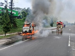 Mobil Sultan Ludes Terbakar di Tol Cipularang, 5 Orang Selamat