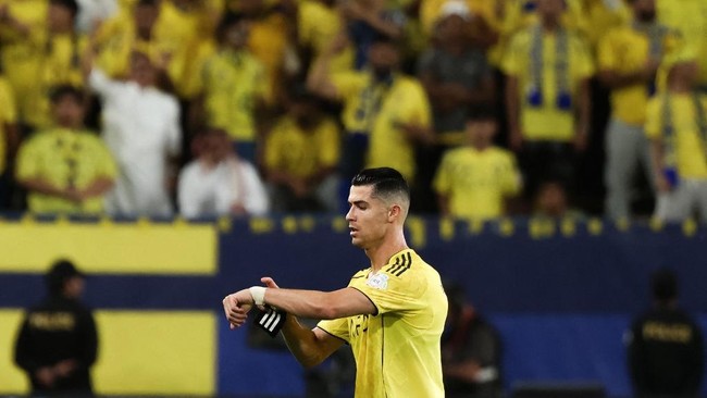 Cristiano Ronaldo tidak terlihat saat para pemain Al Nassr naik podium untuk pengalungan medali usai laga final AFC Champions League Two (ACL 2).
