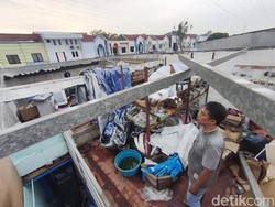 Angin Kencang Terbangkan Atap Ruko di Sidoarjo, Timpa Bangunan Lain