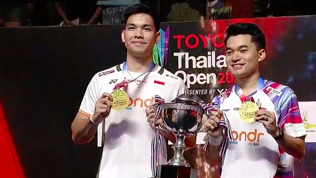 Ganda putra Indonesia Leo Rolly Carnando/Daniel Marthin lempar raket ke penonton usai sukses merebut gelar juara Thailand Open 2026.