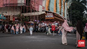 Sejumlah pengunjung memadati area Blok M, Kebayoran Baru, Jakarta Selatan pada hari terakhir libur panjang, Minggu (17/5/2026).