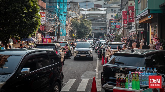 Sejumlah pengunjung memadati area Blok M, Kebayoran Baru, Jakarta Selatan pada hari terakhir libur panjang, Minggu (17/5/2026). (CNN Indonesia/Febria Adha L)