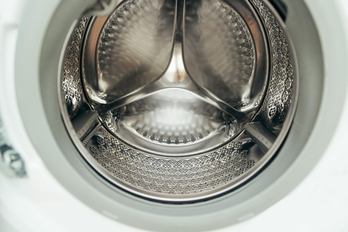 Menambahkan washing soda untuk membersihkan mesin cuci