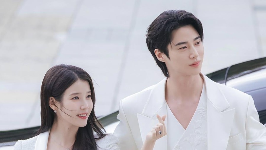 Iu dan Byeon Woo Seok di Drama Korea Perfect Crown