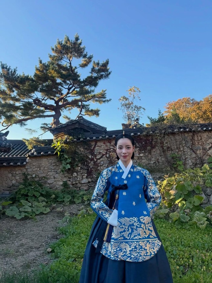 Saat ini Lim Ji Yeon sedang sibuk dengan drama terbarunya, My Royal Nemesis. Drama ini menerima banyak cinta dari para penggemar dan kembali membuktikan kehebatan akting Lim Ji Yeon.